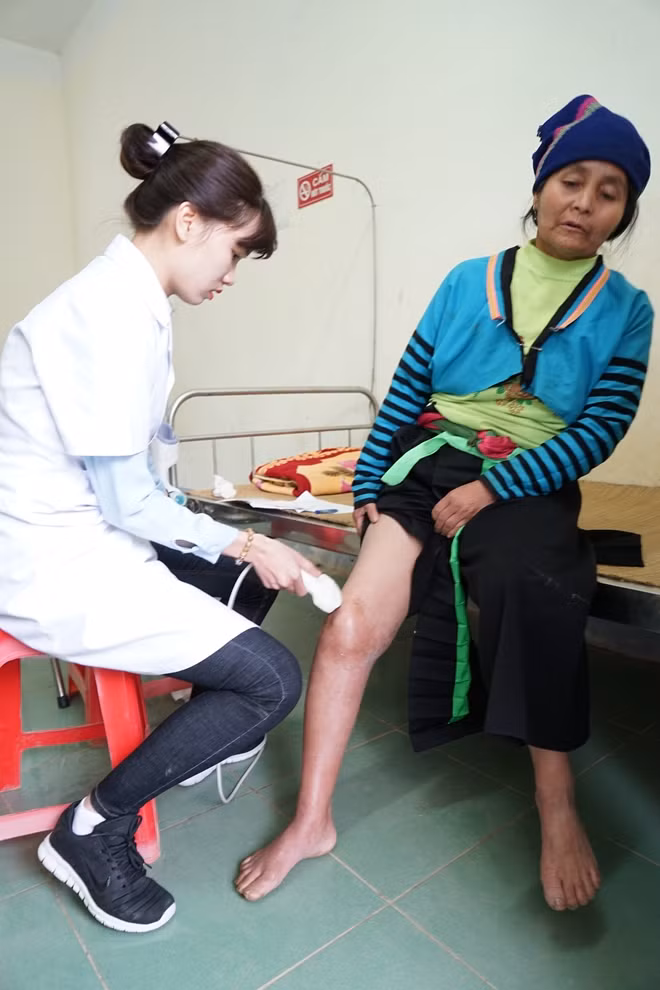 Khám bệnh, phát thuốc miễn phí cho người dân 2 xã nghèo