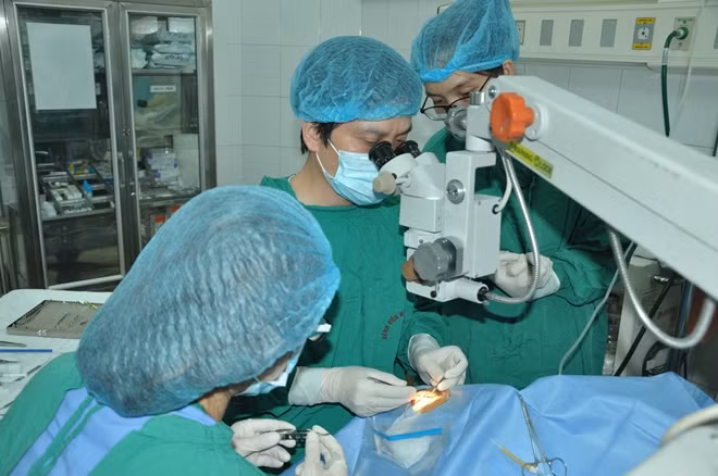 Ca ghép đầu tiên từ giác mạc của bé Vân Nhi đã thành công