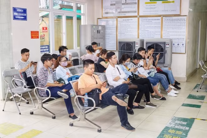 Khu vực chờ khám ở BV Phổi Trung ương bố trí quạt mát công suất lớn