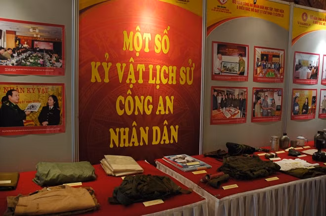 Những kỷ vật lịch sử được hiến tặng