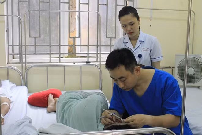 Bác sĩ tái tạo vành tai và chăm sóc cho bệnh nhân sau phẫu thuật