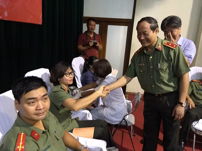 Trung tướng Bùi Mậu Quân, Phó Tổng cục trưởng Tổng cục An ninh động viên các CBCS hiến máu tình nguyện.