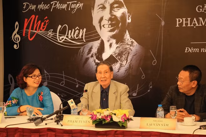 Nhạc sĩ Phạm Tuyên tại buổi họp báo