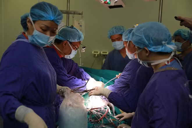 Ca mổ cứu sống bệnh nhân người Mỹ