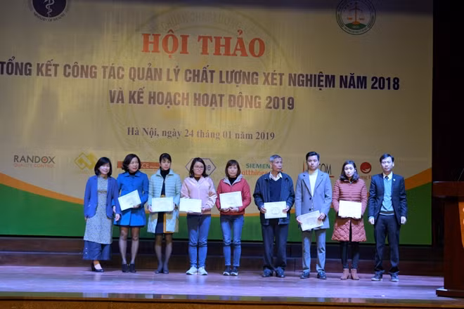 PGS.TS.Trần Huy Thịnh - Phó Giám đốc Trung tâm trao giấy chứng nhận tham gia ngoại kiểm cho các PXN