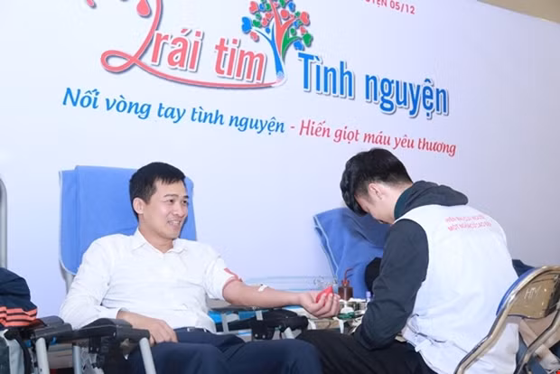 Anh Vũ Minh Lý - Phó Chủ tịch TW Hội Liên hiệp thanh niên VN tham gia hiến máu tại Trái tim tình nguyện