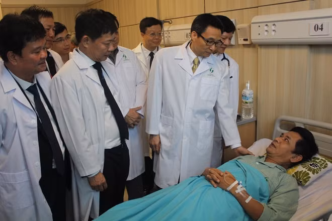 Phó Thủ tướng Vũ Đức Đam thăm bệnh nhân ở Bệnh viện Lão khoa Trung ương