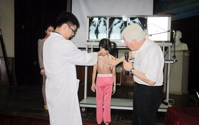 Giáo sư Stuart Weistein từng đến VB Việt Đức khám và tư vấn cho bệnh nhi