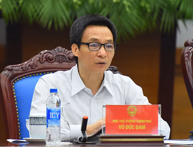Phó Thủ tướng Vũ Đức Đam chỉ ra các biện pháp cần làm để tăng tỉ lệ người có BHYT