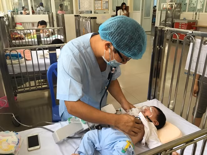 TS. Đậu Việt Hùng khám bệnh cho trẻ bị viêm phổi nặng