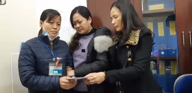 Gia đình anh Dương Hồng Quý trao tặng quà cho mẹ của bệnh nhân ghép phổi
