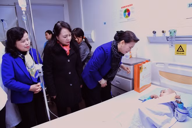 Thăm và tặng quà bệnh nhi ung thư