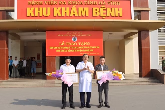 Trao bằng khen cho anh Nguyễn Văn Quân và thầy giáo Nguyễn Quý Hùng