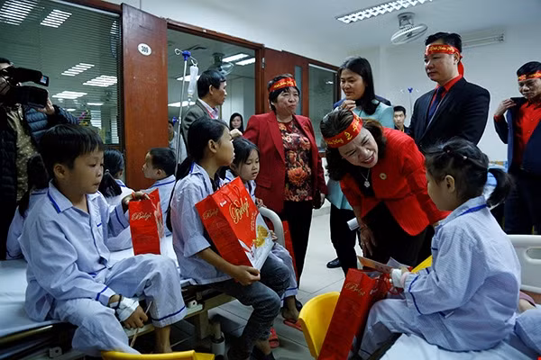 Bà Nguyễn Thúy Anh thăm hỏi các bệnh nhi