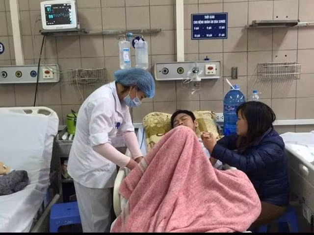 Nạn nhân bị ngộ độc rượu vẫn trong tình trạng nặng