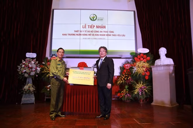 Thiếu tướng Đinh Huy Hiệu đại diện Bộ Công an trao tượng trưng số tiền 5 tỷ đồng từ Quỹ nghĩa tình đồng đội cho Giám đốc BV Việt Đức