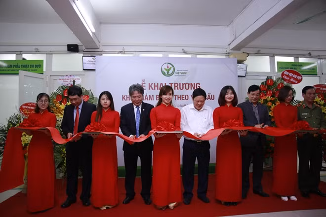 Thứ trưởng Bộ Y tế Nguyễn Viết Tiến và các đại biểu cắt băng khai trương khu Khám bệnh theo yêu cầu
