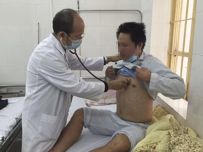 TS. Đỗ Duy Cường khám cho bệnh nhân bị sởi