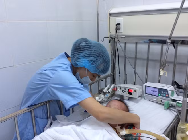Nhiều trẻ bị tay chân miệng biến chứng nặng
