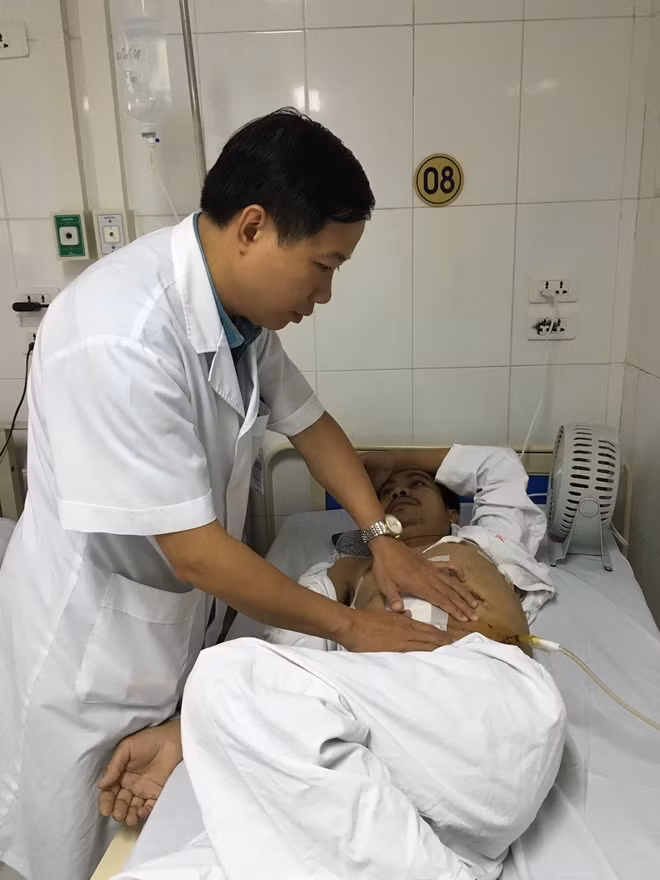 TS. Nguyễn Quang, Giám đốc Trung tâm Nam học, Phó Trưởng khoa Phẫu thuật Tiết niệu kiểm tra sức khỏe của bệnh nhân Phạm Thanh P.
