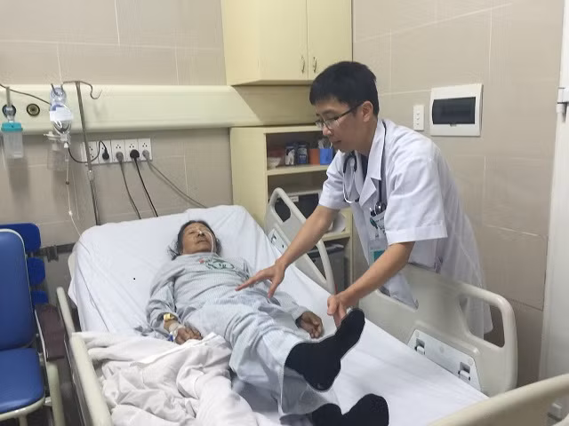 PGS. Mai Duy Tôn khám cho bệnh nhân đột quỵ