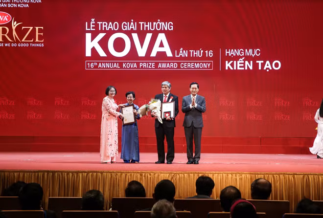 Bà Nguyễn Thị Hòe và Thứ trưởng Bộ KH&CN Trần Văn Tùng trao giải Kova cho kỹ sư Lê Thị Tuyết Anh