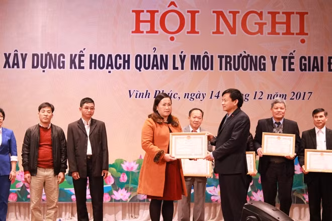 Khen thưởng các đơn vị làm tốt về môi trường y tế