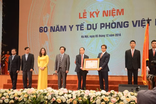 Phó Thủ tướng Vũ Đức Đam trao phần thưởng cho Cục YTDP