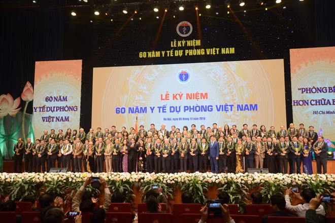 Nhiều tập thể và cá nhân có nhiều thành tích trong công tác YTDP được tặng thưởng