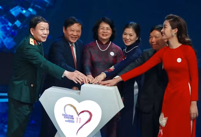 Phó Chủ tịch nước Đặng Thị Ngọc Thịnh và các đại biểu ủng hộ chương trình "Trái tim cho em"