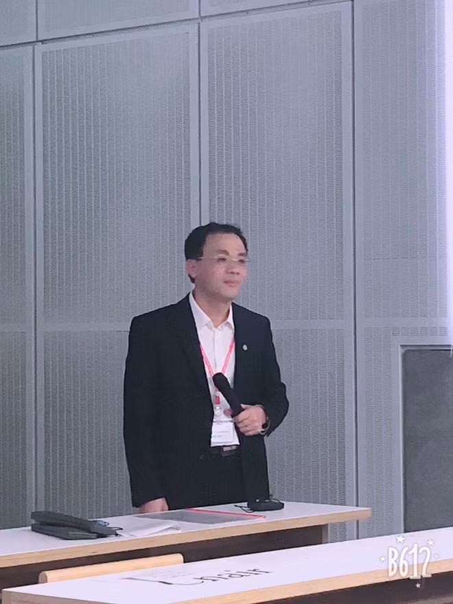 GS. TS. Tạ Thành Văn trao đổi với các nhà khoa học quốc tế