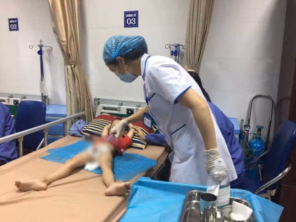 Một cháu bé ở Khoái Châu bị sùi mào gà đang được điều trị (ảnh: Internet)