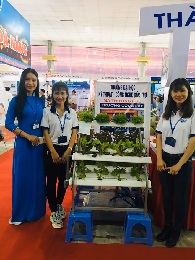 2 sinh viên Nguyễn Sỹ Thuý Vy và Nguyễn Khánh Thu bên hệ thống trồng rau sạch