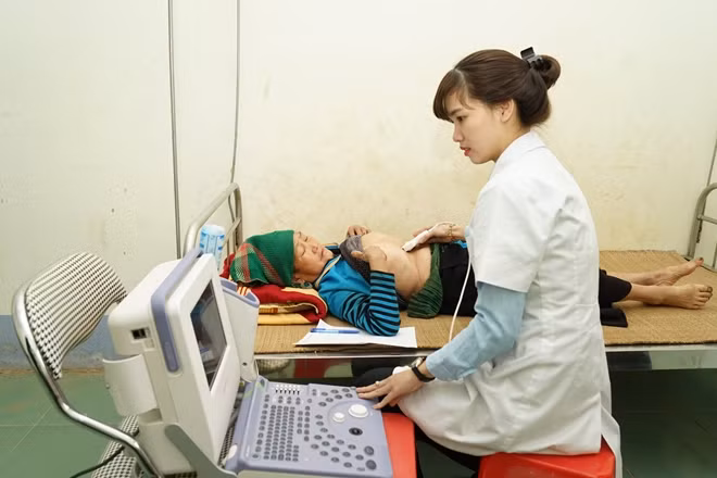 Người già và trẻ em dễ bị bệnh khi trời lạnh