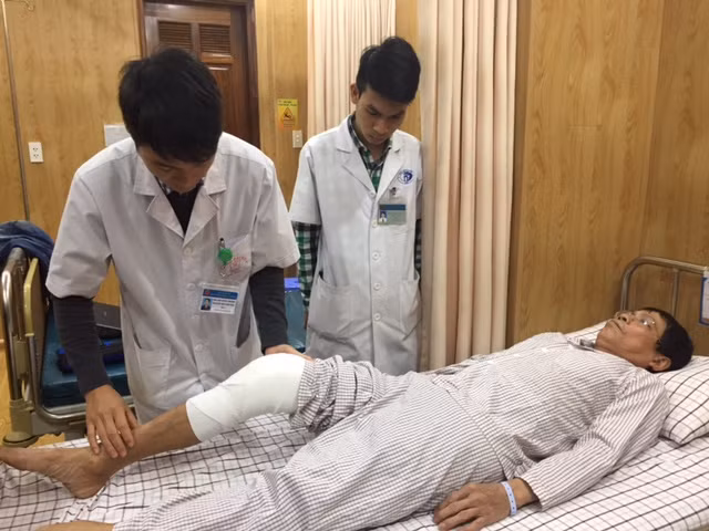 Bác sĩ kiểm tra trước khi cho bệnh nhân xuất viện ngày 6-3 Bác sĩ kiểm tra trước khi cho bệnh nhân xuất viện ngày 6-3
