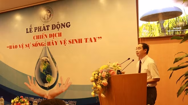 Ông Nguyễn Đình Hưng kêu gọi mọi người vệ sinh tay để giảm nhiễm khuẩn BV