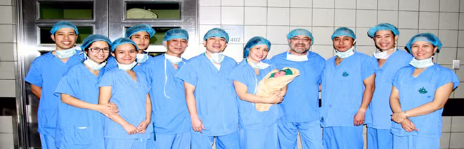Niềm vui các các thầy thuốc khi một em bé trong gia đình hiếm muộn chào đời