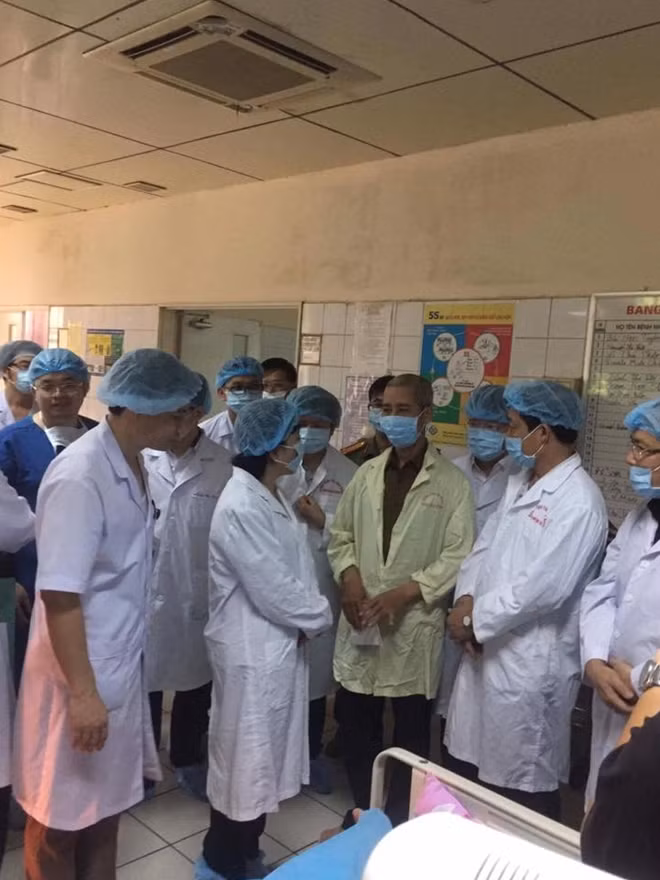 Thăm hỏi gia đình nạn nhân