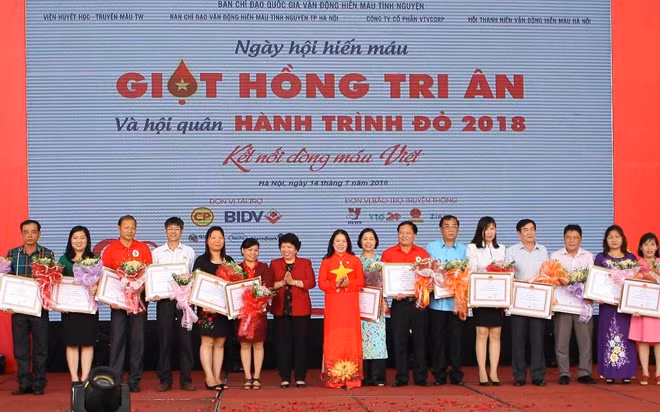 Bà Nguyễn Thúy Anh, Chủ nhiệm Ủy ban các vấn đề xã hội của Quốc hội tặng Bằng khen cho các cá nhân và tập thể xuất sắc