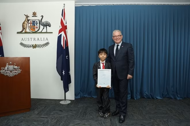Em Nguyễn Dũng Minh, học sinh Trường tiểu học Lê Quý Đôn và ngài Đại sứ Australia Craig Chittick