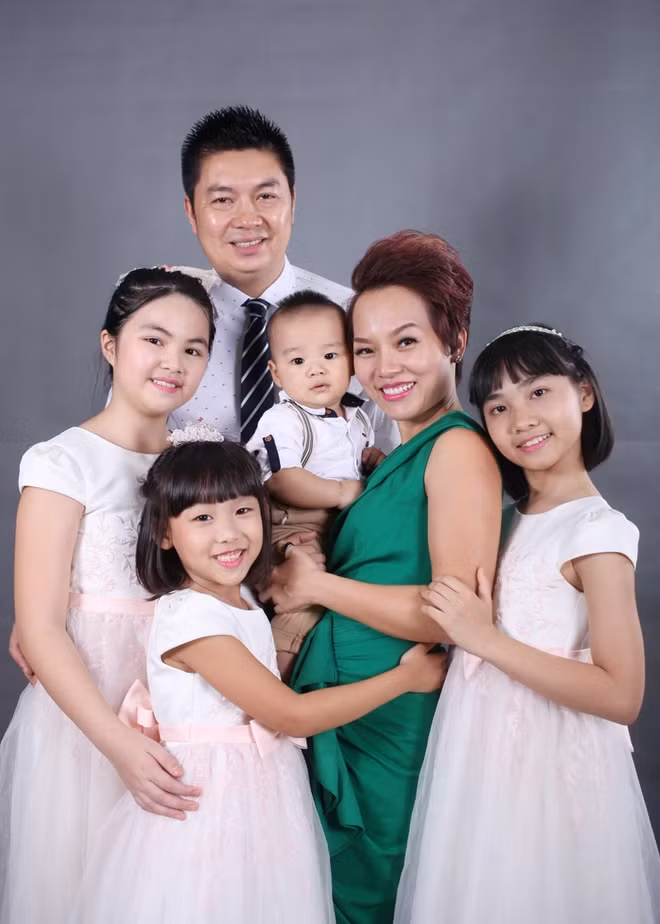 Thái Thùy Linh và gia đình nhỏ của cô.