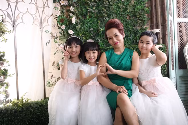 Ca sĩ Thái Thùy Linh bên các "thiên thần" bé nhỏ