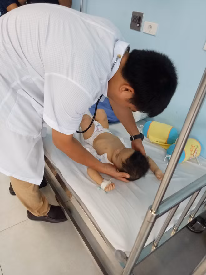Bác sĩ của Bệnh viện Nhi Trung ương chăm sóc cho cháu bé (ảnh chụp chiều 5-8)