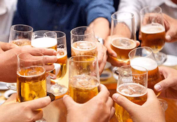 Việc lạm dụng rượu, bia tại Việt Nam đang ngày càng trẻ hóa và gây ra nhiều hệ lụy.