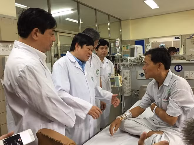 Thăm bệnh nhân chạy thận từ Hòa Bình về BV Bạch Mai