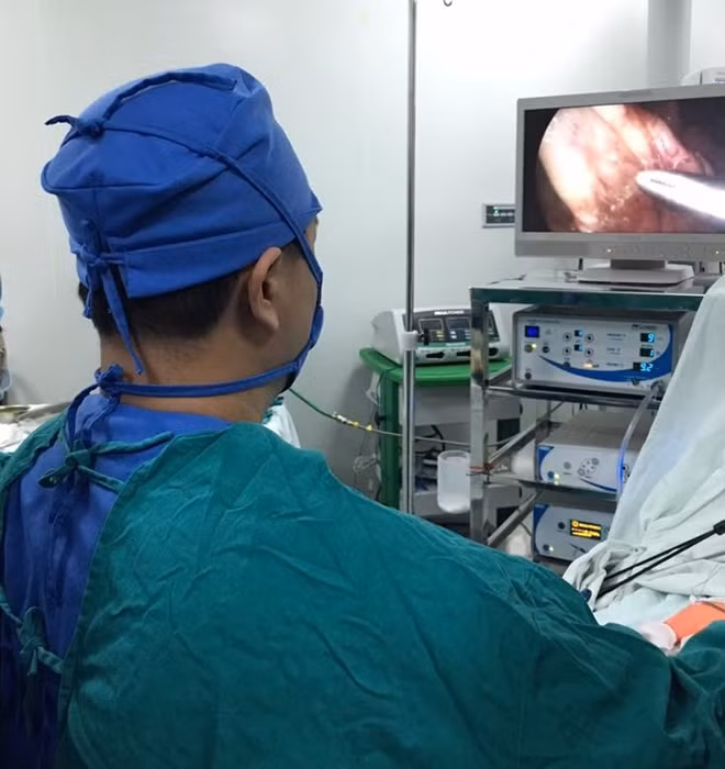 TS. Phạm Duy Hiền phẫu thuật nội soi cho bệnh nhi