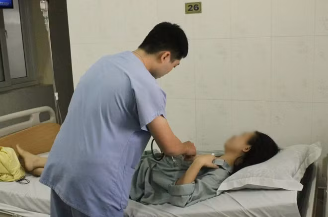 Khám lại cho bệnh nhân trước khi ra viện