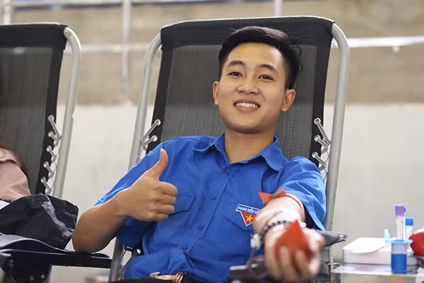 Nhiều người tình nguyện hiến máu