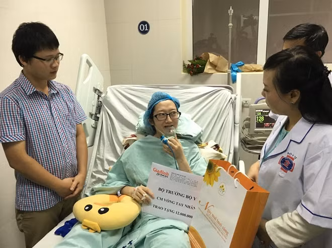 Bộ trưởng Nguyễn Thị Kim Tiến tặng quà bệnh nhân Đậu Thị Huyền Trâm