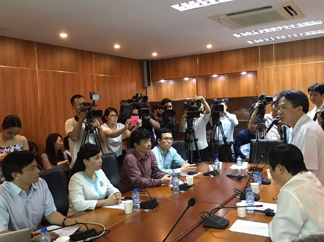 Bộ trưởng Nguyễn Thị Kim Tiến nghe báo cáo tình hình sức khỏe 2 cháu bé song sinh